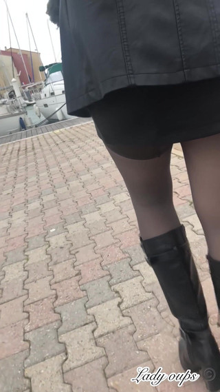 Mini Jupe En Cuir Sans Culotte Et Exhibition En Public