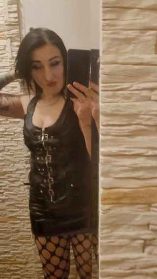 Goddess posing in latex and showing her juicy ass