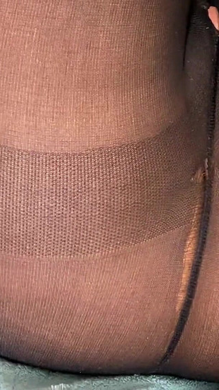 Kira Queen Peels Leggings to Stroke Her Dripping Slit to Orgasm!